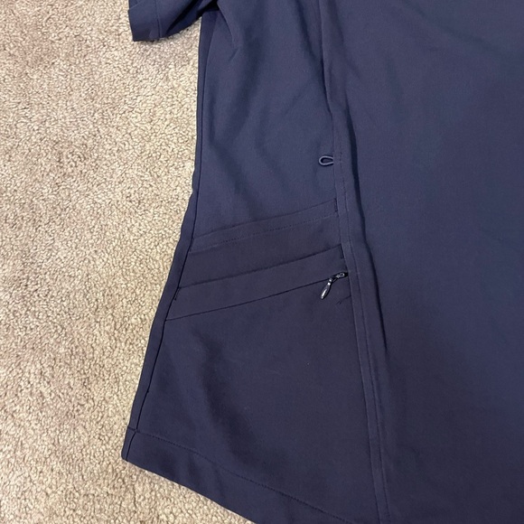 ClimateRight by CuddlDuds 6 Pocket Scrub Top - Picture 4 of 11